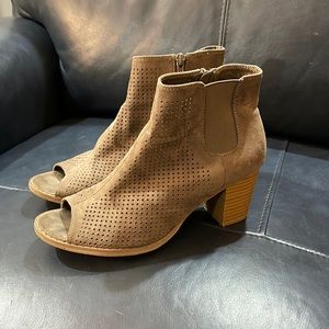 Super cute open-toed sandals. 1.5 inch heel. GUC.